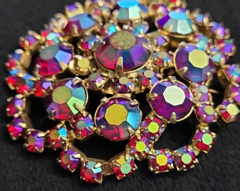 Broche Vintage Or Finement Travaillée Avec Cristal Boréalis Rouge - Réf 4327