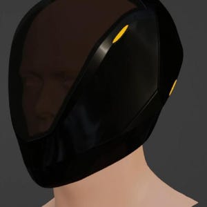Puede incluir: Casco futurista negro con visera tintada y detalles amarillos. El casco tiene un acabado brillante y un diseño aerodinámico, lo que sugiere un tema de alta tecnología o ciencia ficción. La visera cubre la cara.
