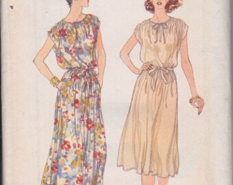 Vogue 7082 Misses'  Pullover Dress Size 10 Vintage UNCUT Pattern 1970's Rare and OOP Very Easy Pattern