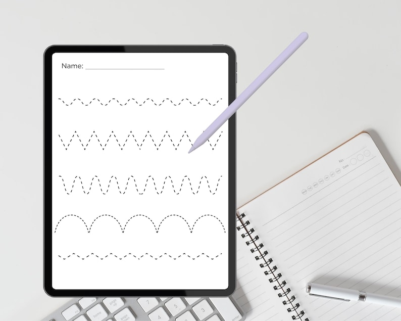 Puede incluir: Una tableta digital con una pantalla blanca en blanco y un l&aacute;piz que flota sobre ella. La pantalla muestra cuatro filas de l&iacute;neas punteadas, formando diferentes patrones ondulados. La tableta est&aacute; sobre una superficie blanca, con un teclado y un cuaderno en el fondo.