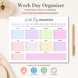 Puede incluir: Un planificador diario imprimible titulado Work Day Organizer con secciones para tareas, prioridades, proyectos, recordatorios, llamadas, correos, reuniones, seguimiento y notas. El diseño incluye casillas de colores y un bolígrafo dorado.