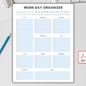 Op de afbeelding: Een witte, afdrukbare werkdagorganizer met blauwe tekst en vakken voor takenlijsten, prioriteiten, projecten en meer. De titel "WORK DAY ORGANIZER" staat bovenaan. Een blauw potlood en een PDF-pictogram zijn zichtbaar.