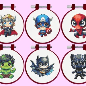 Può includere: Sei cerchi ricamati con immagini di personaggi di supereroi popolari. I personaggi sono Thor, Capitan America, Spiderman, Hulk, Batman e Pantera Nera. Ogni cerchio è rosso con un cerchio di metallo argentato.