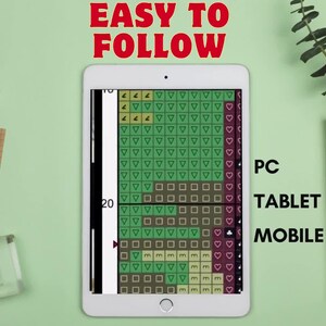 Pu&ograve; includere: Un tablet mostra un motivo a punto croce con forme geometriche verdi e marroni. Il testo sul tablet indica la compatibilit&agrave; con PC, tablet e dispositivi mobili. La scritta "EASY TO FOLLOW" &egrave; in rosso in alto.