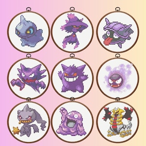 Op de afbeelding: Negen kruissteek borduurringen met verschillende paarse en grijze Pokémon-personages. Elk ontwerp is geplaatst in een ronde houten ring. De Pokémon zijn onder andere Gengar, Haunter en Gastly. De achtergrond is een verloop van roze en geel.