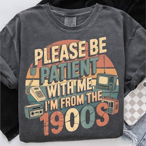 Proszę Bądź Cierpliwy Ze Mną Png, Jestem Z Lat 1900 Png, Throwback Png, Zabawny Prezent Mema, Humor Dla Dorosłych Png, Zabawne Cytaty Png, Retro Western Png