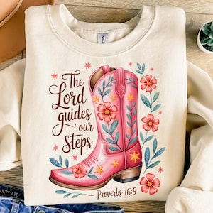 Chrétien occidental PNG, Design par sublimation, Le Seigneur guide nos pas, Walk by Faith Shirt Png, Verset de la Bible Png, Bottes de cow-girl Png Fleurs sauvages