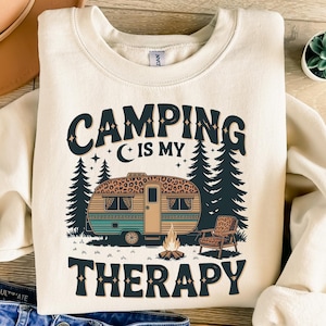 Diseño de sublimación para camping, PNG de camping, Estampados vintage de camping, Vida en furgoneta con estampado de leopardo, Camiseta retro divertida de camping (PNG), Camping es mi terapia (PNG)
