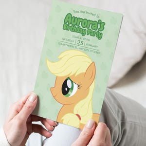 Puede incluir: Una invitación a una fiesta de cumpleaños verde y blanca con una imagen de dibujos animados de un pony amarillo con un lazo rojo en el pelo. El texto de la invitación dice "You Are Invited To Aurora's Birthday Party Start at 07 PM Saturday 25 February 123 Anywhere St., Any City, ST 12345"
