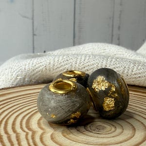 Large-hole resin bead with animal hair image 4