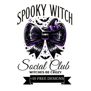 Puede incluir: Logotipo de Spooky Witch Social Club con un lazo negro con detalles morados y un sombrero de bruja en la parte superior. El texto "Spooky Witch Social Club" está en una fuente de letra cursiva negra con las palabras "Witches Be Crazy" debajo. El logotipo también incluye una cinta negra con el texto "+10 FREE DESIGNS" en blanco.