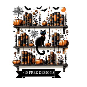 Puede incluir: Un gato negro con ojos azules se sienta en un estante con libros, calabazas, velas y otras decoraciones de Halloween. El estante es de madera y tiene una cinta negra con el texto " +10 FREE DESIGNS" colgando.
