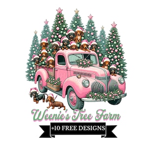Op de afbeelding: Een roze vintage pick-up truck gevuld met teckels die kerstmanmutsen dragen, omringd door kerstbomen die versierd zijn met kerstballen. De truck heeft een bord met de tekst "Weenie's Tree Farm +10 FREE DESIGNS".