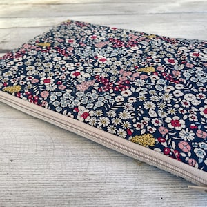 Resefack för laptop – Marinblått och blommigt | Datorväska | Fodral med dragkedja för MacBook 15 – Handgjort