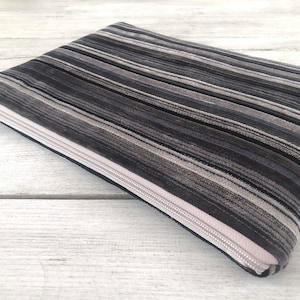 Housse pour ordinateur portable faite main, housse pour MacBook, étui pour tous les types d'ordinateurs portables / Tapisserie / Rembourrage / Rayures (manche matelassée) Cadeau parfait/Cadeau