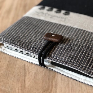 Housse pour ordinateur portable en lin, housse pour MacBook faite main, étui pour ordinateur portable pour tous les types d'ordinateurs portables, étui pour iPad/bouton en bois/cadeau parfait/cadeau