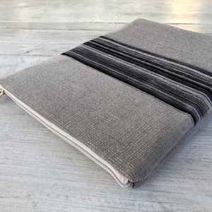 Housse pour ordinateur portable faite main, housse pour MacBook, étui pour tous les types d'ordinateurs portables / Tapisserie / Rembourrage / Rayures (manche matelassée) Cadeau parfait/Cadeau
