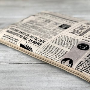 Housse design papier journal, housse matelassée pour ordinateur portable, étui pour ordinateur portable en coton, étui pour ordinateur fait main, étui pour téléphone/rembourrée/cadeau/cadeau parfait #Mlaik
