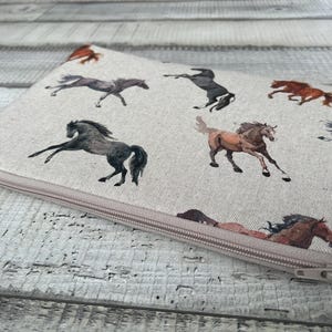 Housse pour ordinateur portable au design unique, housse pour MacBook, étui pour tous les appareils / Coton / Rembourrée (fait main) (manche matelassée) Cadeau parfait/Cadeau/Cheval