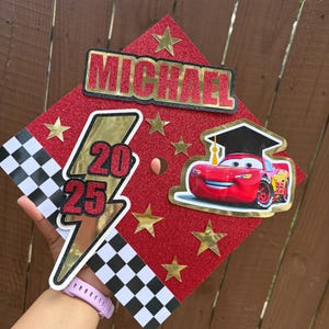 Adorno para birrete de graduación inspirado en Cars McQueen / Clase de 2025