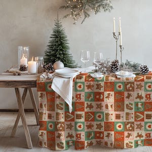 Könnte beinhalten: Eine festliche Weihnachtsdekoration mit einer gemusterten Tischdecke mit Lebkuchenmännern und festlichen Motiven. Der Tisch ist mit weißen Tellern, Gläsern, Kerzen und einem kleinen Weihnachtsbaum gedeckt. Die Farbpalette umfasst Rot, Grün und Beige.