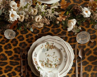 Leopard Print Tablecloth – Bold Animal Pattern Dining Linen, Modern Boho Decor, Rustic Farmhouse Style, Eclectic Kitchen and Home Accent