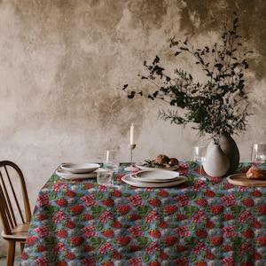 Blue Strawberry Print Tablecloth – Vintage Fruit Pattern Dining Cover – Colorful Summer Picnic Style Kitchen Decor – Table Cover T-
