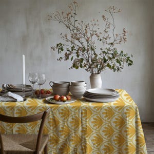 Warm and Elegant Table Setting with Modern Yellow Patterned Tablecloth – Stylish Design for Special Occasions and Everyday Use