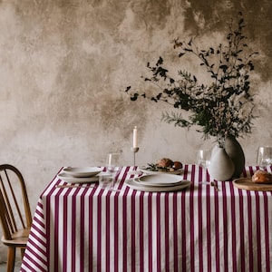 Rich burgundy stripes give this tablecloth a bold yet refined appearance.
Easy to style for both modern and vintage-inspired tables.