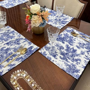 Jogos americanos Blue Toile de Jouy – Jogos americanos de poliéster estilo francês vintage para jantares festivos, mesas elegantes e decoração de chalés