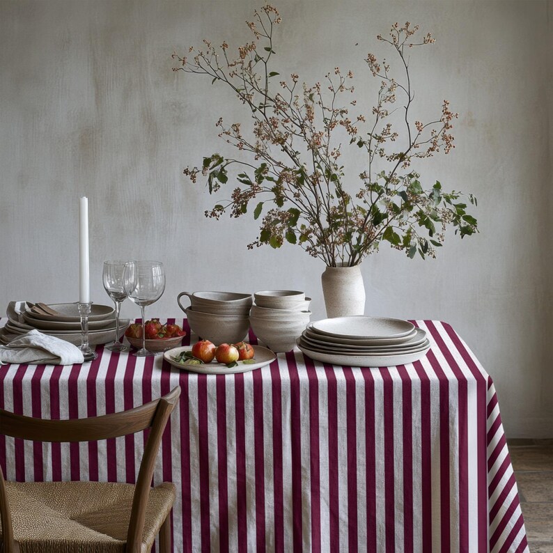 This striped tablecloth blends traditional style with everyday functionality.
Perfect for family meals, holidays, or relaxed dinners.