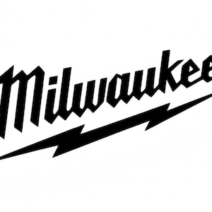 Könnte beinhalten: Schwarz-weiß Milwaukee-Logo. Das Wort "Milwaukee" ist in einer fetten, stilisierten Schriftart geschrieben, mit einem Blitzdesign darunter. Der Hintergrund ist schlicht weiß.