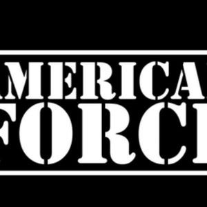 Könnte beinhalten: Weißer Text auf schwarzem Hintergrund, der "AMERICAN FORCE" in einer fetten, klobigen Schrift zeigt.
