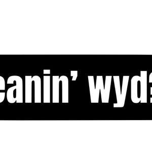 Op de afbeelding: Een zwarte spraakballon met witte tekst die "Leanin' wyd?" zegt.