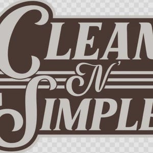 Peut inclure: Logo marron et crème avec les mots "CLEAN N SIMPLE" dans une police stylisée. Le texte est superposé à un fond marron avec une bordure crème.