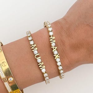 Pulsera de tenis con diamantes personalizados y dije inicial de nombre. Pulsera de diamantes con nombre personalizado. Oro macizo de 14 k. Letras de diamantes. Regalo único.