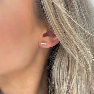 バースタッドイヤリング トリオダイヤモンドバースタッド ゴールド 14K リアルゴールド ミニマリストイヤリング 小ぶりで上品な普段使いのジュエリー 縦向きでも横向きでも着用可能