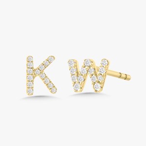 Pendiente de oro macizo de 14 k con inicial de diamante y letra pequeña, pendiente de perforación con monograma personalizado.