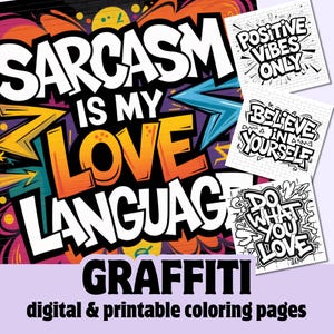 Op de afbeelding: Een set van vier zwart-wit kleurplaten met graffiti-tekst. De pagina's bevatten de zinnen "Sarcasme is mijn liefdestaal", "Alleen positieve vibes", "Geloof in jezelf" en "Doe wat je liefhebt".