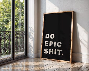 Puede incluir: Un póster enmarcado en negro con texto blanco que dice "DO EPIC SHIT." El póster está colgado en una pared blanca en una habitación con una ventana y un suelo de madera.