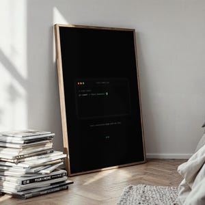 Puede incluir: Una pieza de arte mural rectangular enmarcada con un fondo negro y un gr&aacute;fico de ventana de terminal centrado. La terminal muestra el texto "git commit -m "Start somewhere."" en fuente verde, con un cursor parpadeante y un peque&ntilde;o icono rojo, amarillo y verde.