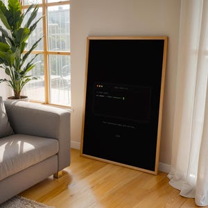 Puede incluir: Una pieza de arte mural grande, rectangular y enmarcada, con un fondo negro y un gr&aacute;fico de ventana de terminal centrado. El fragmento de c&oacute;digo muestra el texto const = 'hello world.' en fuente verde, con un peque&ntilde;o cursor parpadeante.