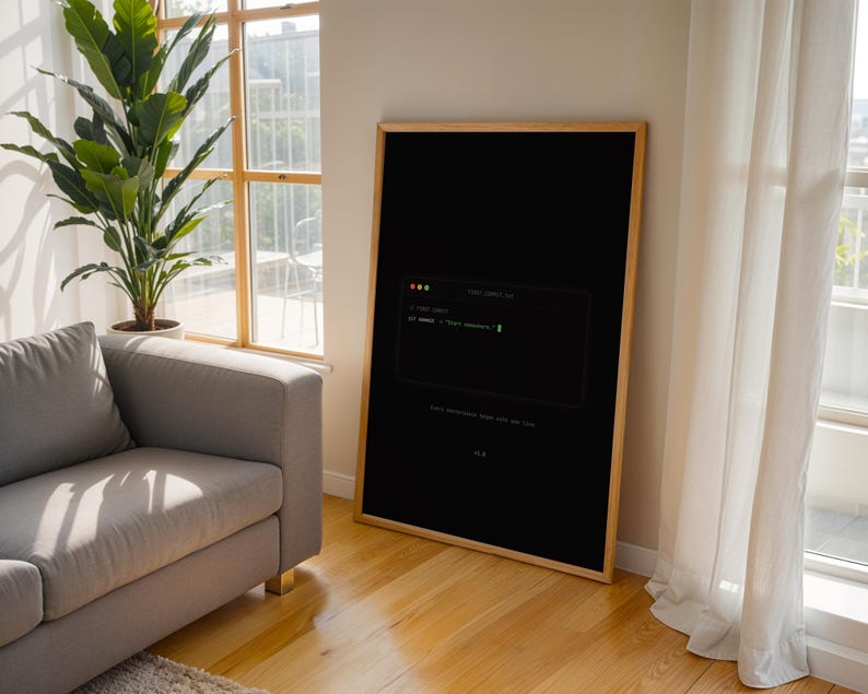 Puede incluir: Una pieza de arte mural grande, rectangular y enmarcada, con un fondo negro y un gr&aacute;fico de ventana de terminal centrado. El fragmento de c&oacute;digo muestra el texto const = 'hello world.' en fuente verde, con un peque&ntilde;o cursor parpadeante.