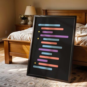 Peut inclure: Une affiche encadr&eacute;e noire avec des lignes horizontales color&eacute;es sur un fond sombre. L'affiche est appuy&eacute;e contre une t&ecirc;te de lit en bois.