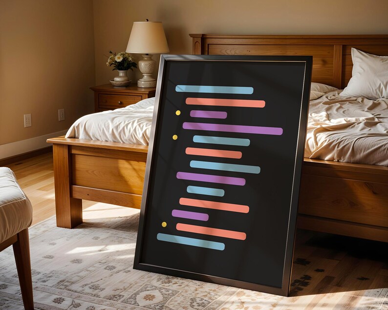 Peut inclure: Une affiche encadr&eacute;e noire avec des lignes horizontales color&eacute;es sur un fond sombre. L'affiche est appuy&eacute;e contre une t&ecirc;te de lit en bois.