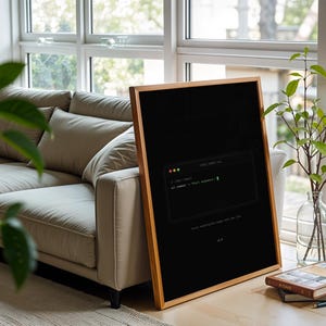 Puede incluir: Un p&oacute;ster vertical enmarcado con fondo negro y un gr&aacute;fico de ventana de terminal. El texto dentro de la ventana dice git commit -m "Start somewhere". Debajo de la ventana, el texto dice "Every masterpiece began with one line" y "v1.0".
