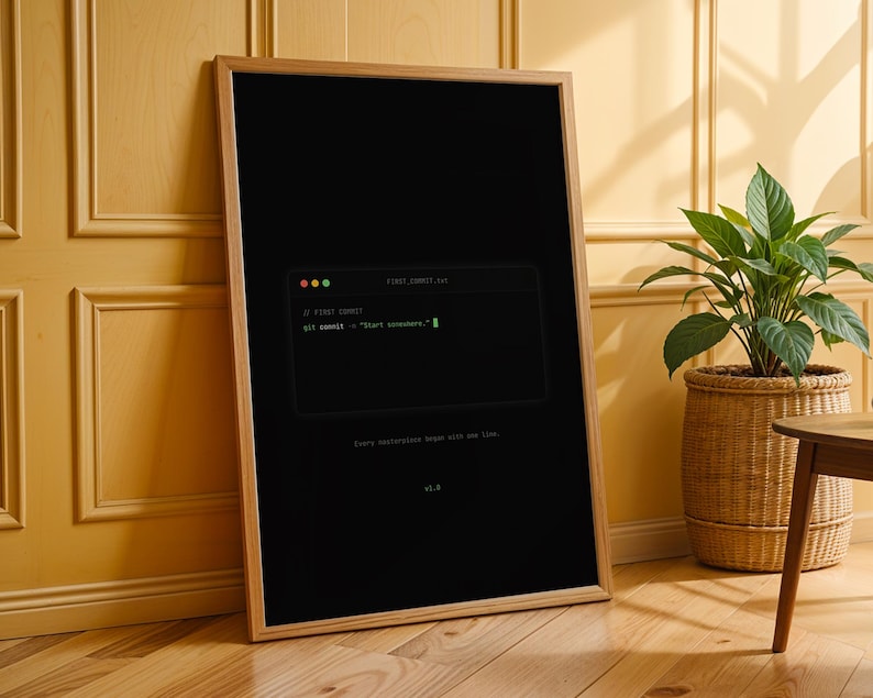 Puede incluir: Un p&oacute;ster vertical enmarcado con fondo negro que presenta un gr&aacute;fico de ventana de terminal. El texto dice FIRST_COMMIT.txt, // FIRST COMMIT, git commit -m "Start somewhere.", Every masterpiece began with one line. y v1.0.
