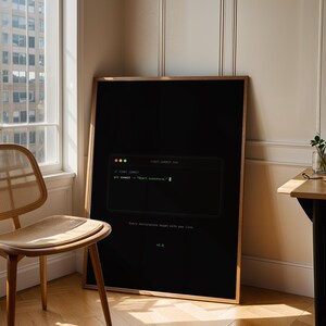 Puede incluir: Un gran cuadro rectangular enmarcado con fondo negro y un gr&aacute;fico de ventana de terminal digital. El texto dice // FIRST COMMIT, git commit -m "Start somewhere.", Every masterpiece began with one line, y v1.0 en color verde.