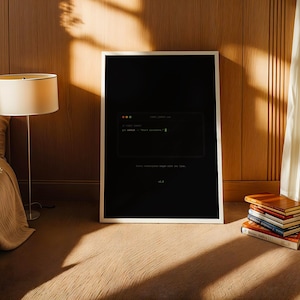 Puede incluir: Una pieza de arte mural rectangular enmarcada con fondo negro y borde blanco. El centro muestra un gr&aacute;fico de ventana de terminal de computadora con el texto "get commit -m "Ship awesome."" y "v1.0" impreso en color blanco.