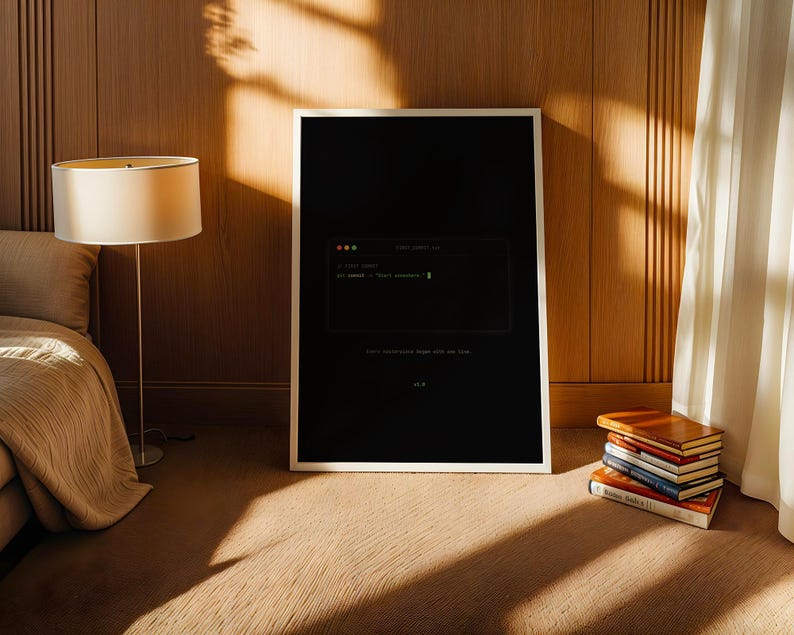 Puede incluir: Una pieza de arte mural rectangular enmarcada con fondo negro y borde blanco. El centro muestra un gr&aacute;fico de ventana de terminal de computadora con el texto "get commit -m "Ship awesome."" y "v1.0" impreso en color blanco.